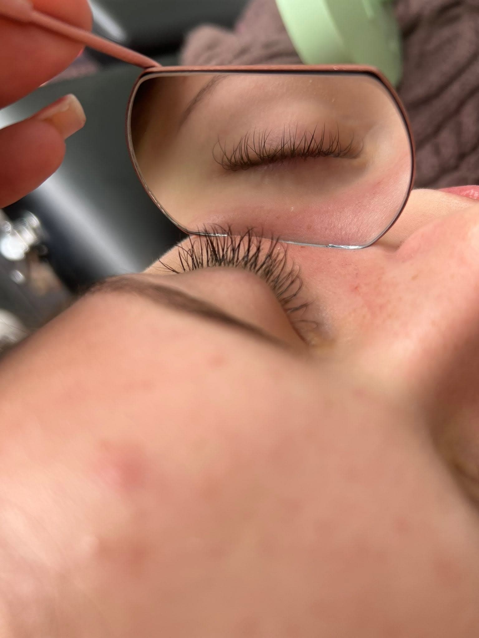 Applying individual lash extensions in the studio